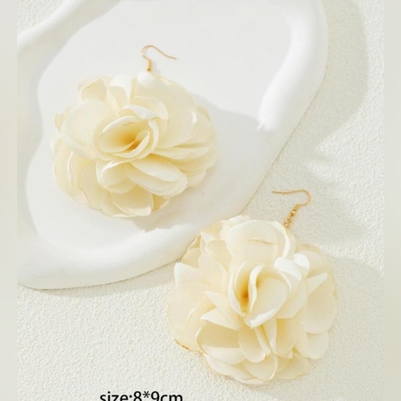 ✨NEW✨ Elegant White Floral Earrings - Picture 3 of 3